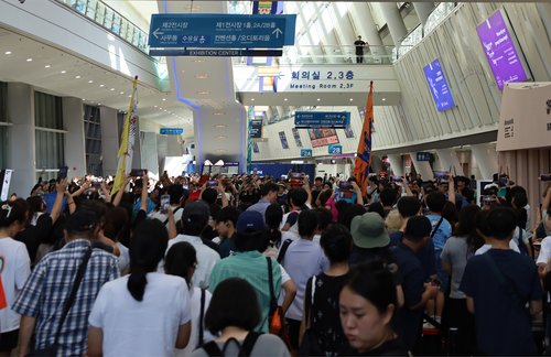 写真13　展示会場入口前に並ぶ人々（およそ４時間待ちだったとのこと）