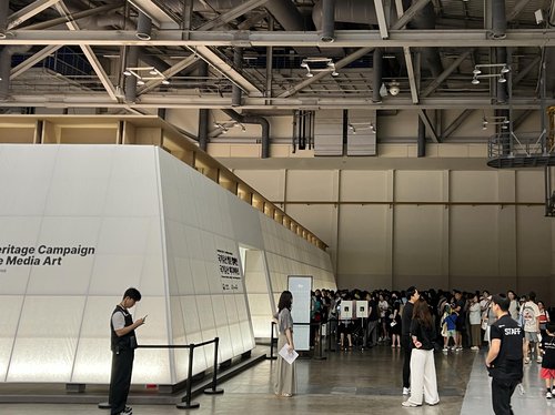 写真14　「ヘリテージ・フューチャー」メディアアート展示の入口