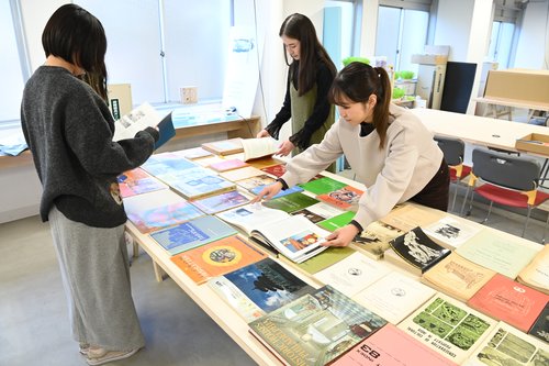 写真３　外国雑誌等も多く含まれる（武蔵野大学所蔵）