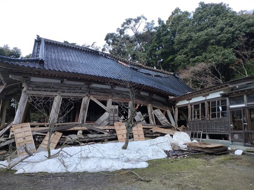 震災後の岩倉寺本堂側面の様子（提供：一二三亮昌氏）