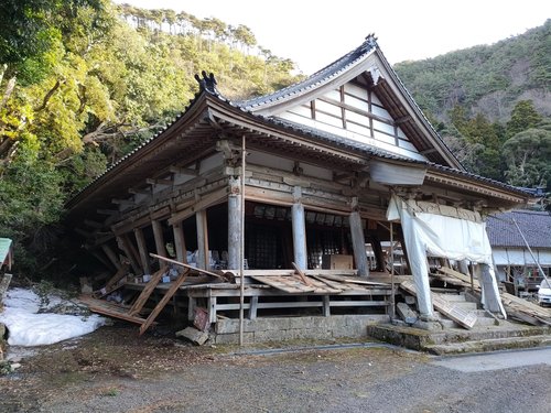 震災後の岩倉寺本堂正面の様子（提供：一二三亮昌氏）