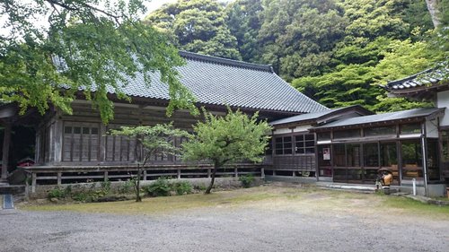 震災前の岩倉寺本堂側面の様子（提供：一二三亮昌氏）