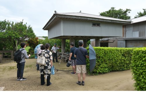 住民ボランティアガイドが集落を案内する「赤木名まちあるき」